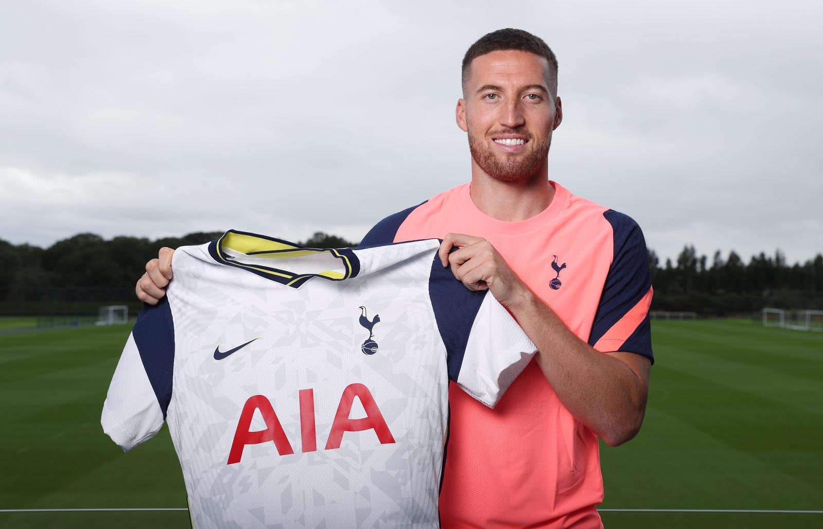 Tottenham sign an Arsenal fan and make him delete his tweets