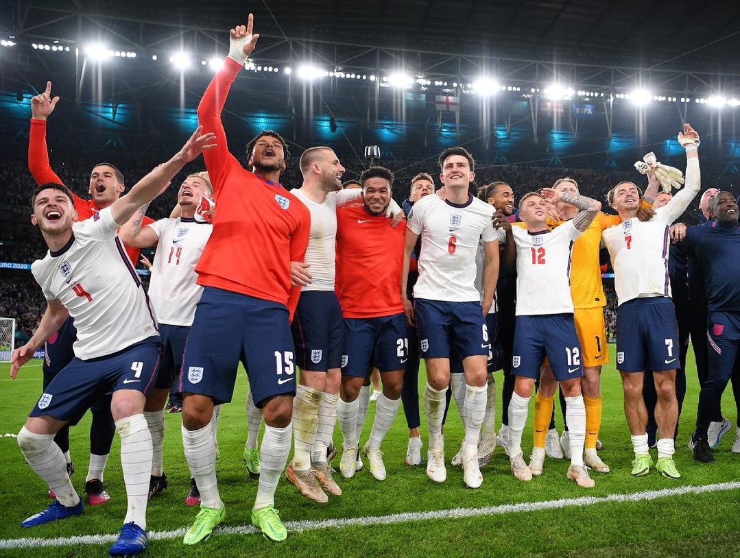 England go through the final on a dubious penalty, Sterling claims it's clear, Wenger, Mourinho, and others dispute it