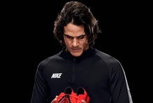 Cavani's mother says Cerezo must apologize to her son