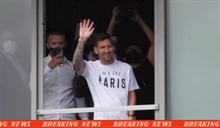 IT IS DONE: Messi lands in Paris and greets the fans in a fitting t-shirt 